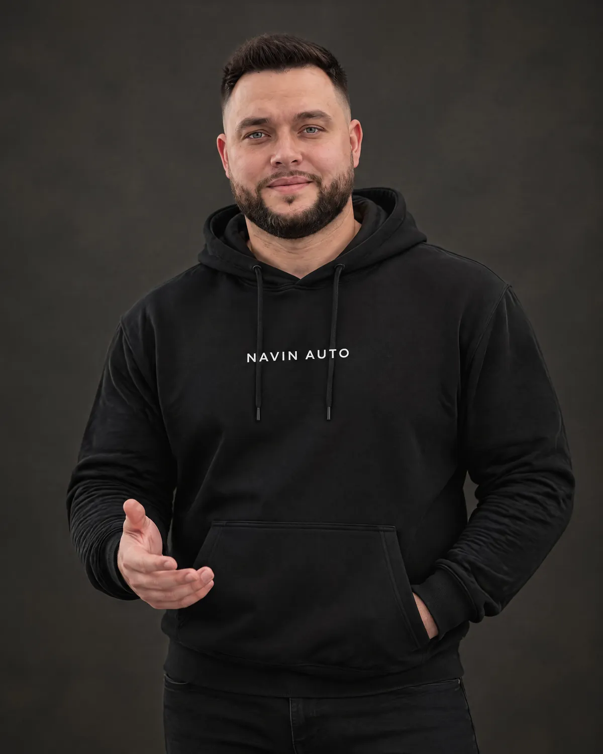 Аватар Макса Навина, основателя NAVIN AUTO, с приглашающим жестом